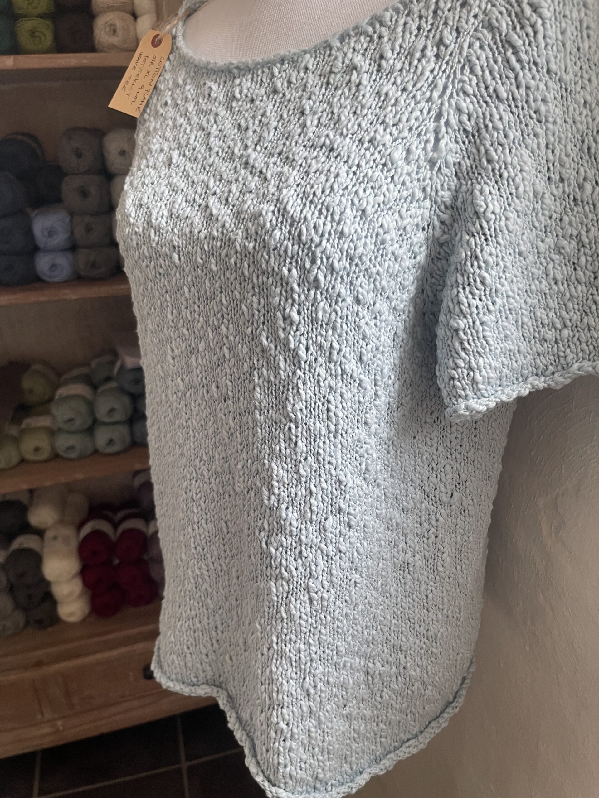 Wave Tee fra PetiteKnit strikket i dobbelttråd Hjertegarn Cotton Flamé