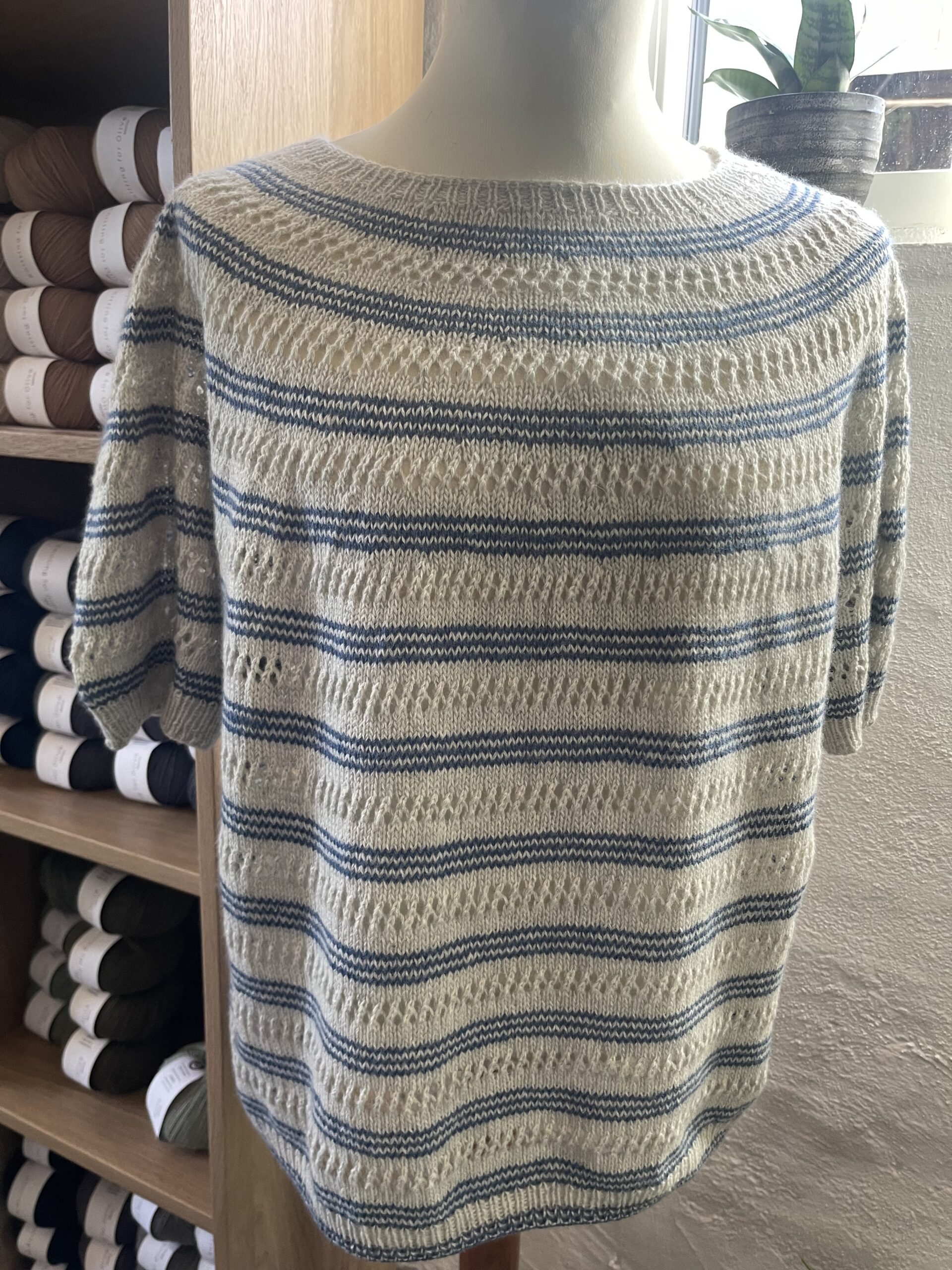 Halo Loop Tee fra Other Loops strikket i lyse naturfarver med blå striber