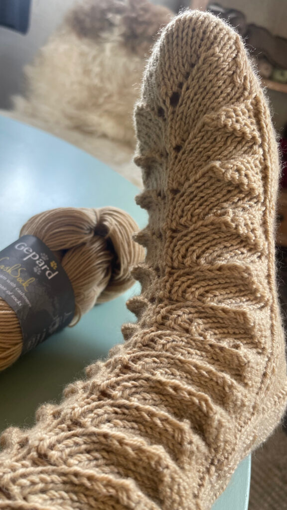 Hyggesokker strikket i Cash Sock fra Gepard Garn vist på inspirationssiden hos Masker & Mokka