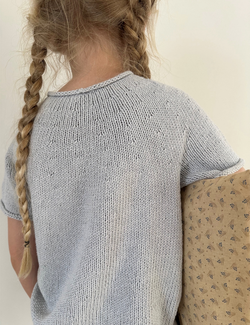 Plain-yoke-tee-20-junior-8-le-knit-lene-holme-samsoee-samsøe-strikkeopskrift-p Plain Yoke Tee 20 junior Le Knit strikkekit